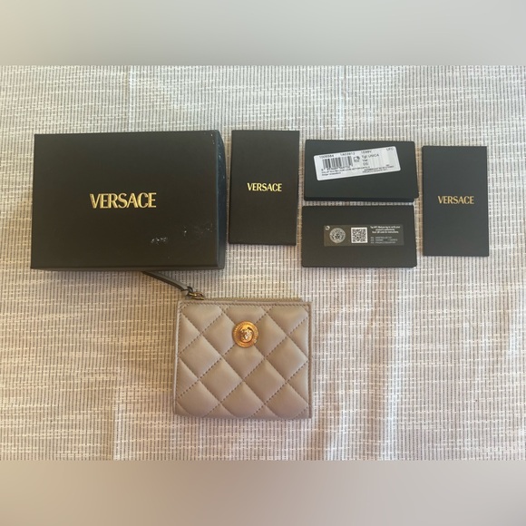 NEW Versace Quilted Lambskin Leather Medusa Wallet Full Set - Picture 12 of 12